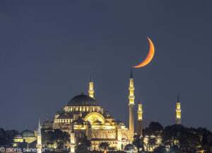 Crescent moon over the Suleymaniye Mosque