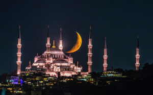 Large crescent moon sets over B;lue Mosque
