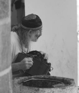 Hurdy-gurdy player, B&W, Prgaue